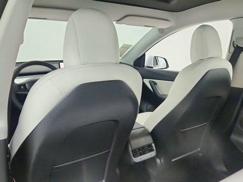 Used 2021 Tesla Model Y Long Range image 30