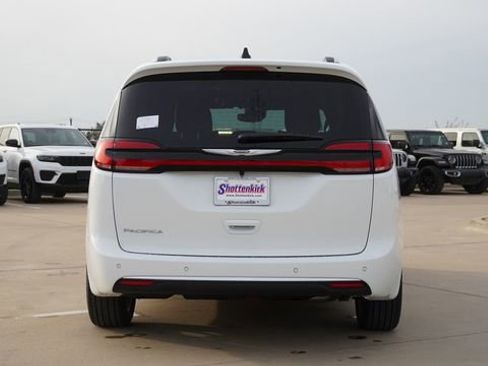 New 2026 Chrysler Pacifica Pinnacle FWD image 8