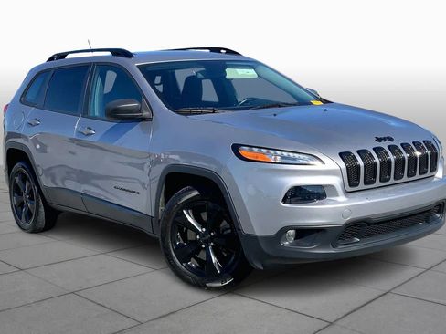 Used 2018 Jeep Cherokee Latitude w/ Altitude Package image 2