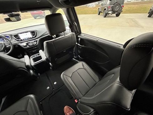 New 2026 Chrysler Pacifica Select w/ S Appearance Package image 29