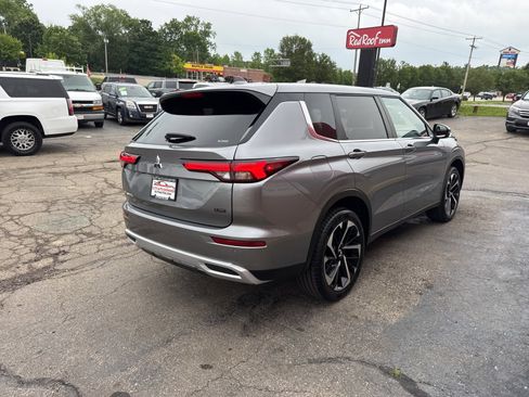 Used 2024 Mitsubishi Outlander SE image 5
