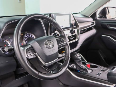 Used 2024 Toyota Highlander XLE image 23