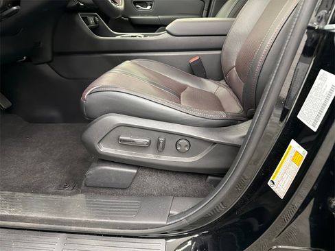 Used 2025 Honda Pilot Black Edition image 10