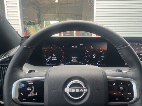 Used 2025 Nissan Armada SL image 11