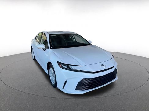 Used 2025 Toyota Camry LE image 5