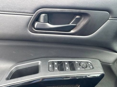 Used 2025 Nissan Pathfinder SV AWD/4WD image 41