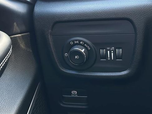 Used 2022 Jeep Grand Cherokee Limited image 33