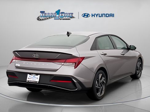 Certified 2025 Hyundai Elantra Sport image 9
