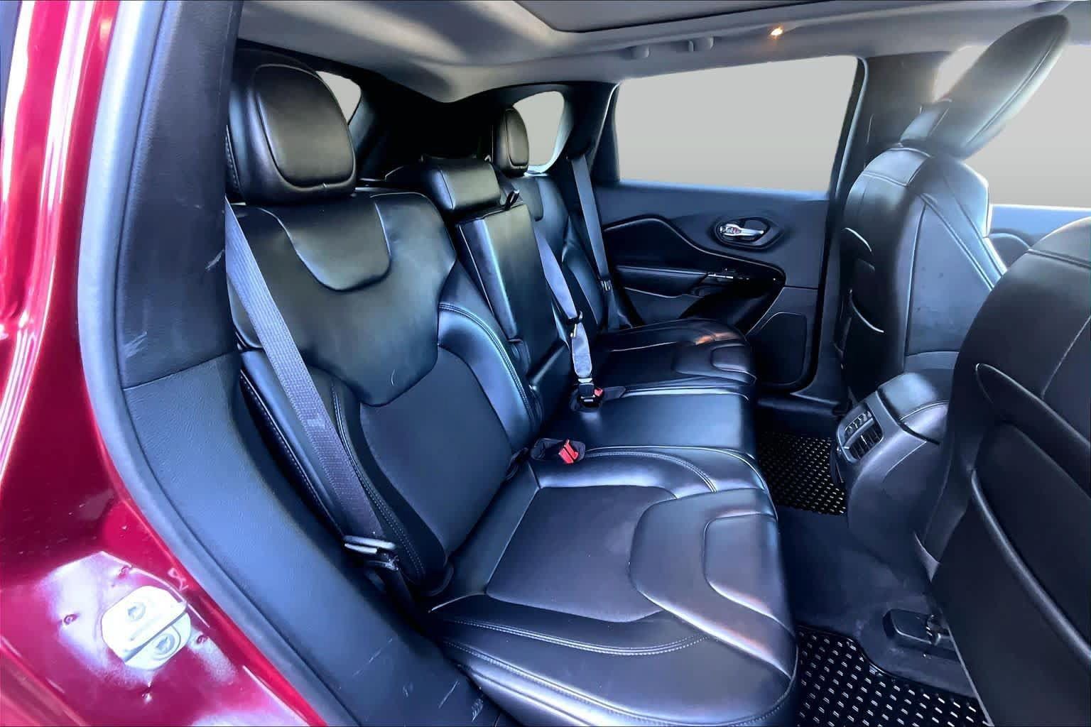Used 2020 Jeep Cherokee Latitude Plus AWD/4WD image 18