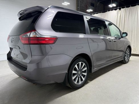 Used 2020 Toyota Sienna XLE w/ XLE Navigation Package image 4