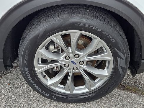 Used 2023 Ford Explorer Limited image 7