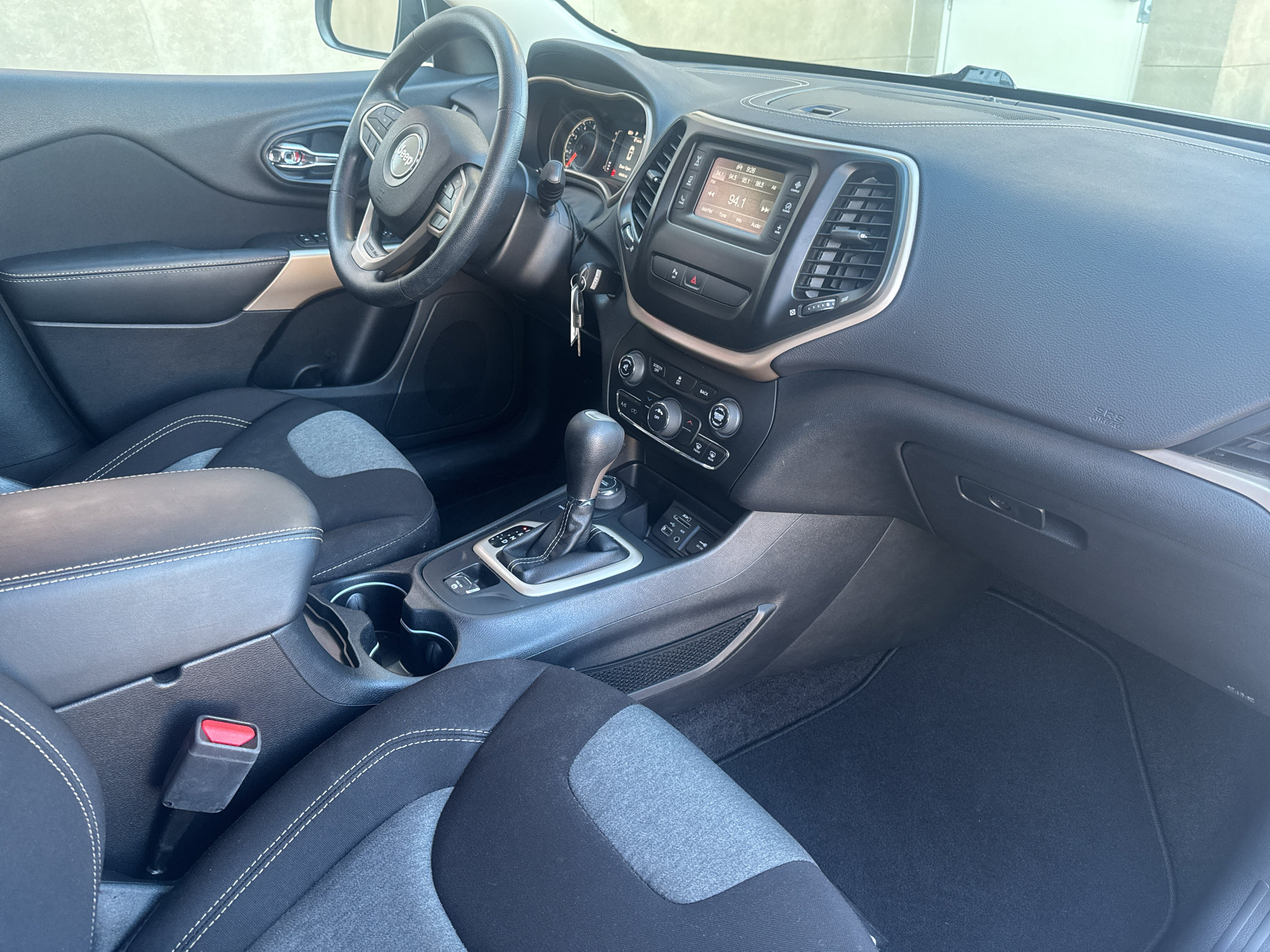 Used 2018 Jeep Cherokee Latitude w/ Safety Group AWD/4WD image 38
