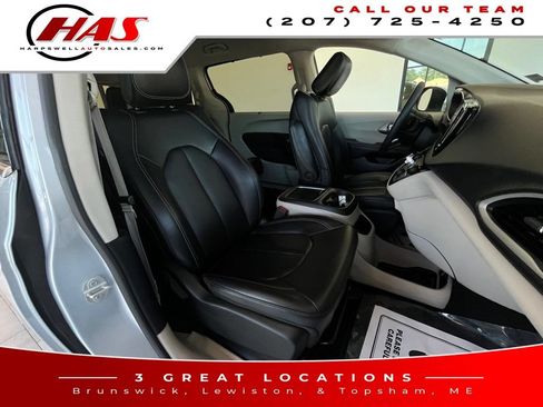 Used 2023 Chrysler Pacifica Touring-L FWD image 11