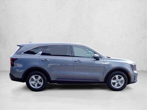 Used 2024 Kia Sorento LX FWD image 5