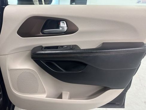 Used 2017 Chrysler Pacifica LX image 24