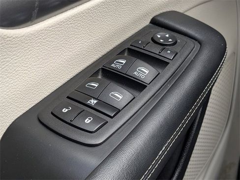 Used 2023 Chrysler Pacifica Touring-L image 21