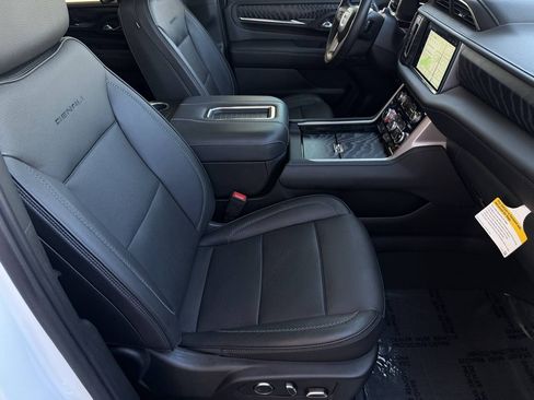 Used 2023 GMC Yukon XL Denali w/ Advanced Technology Package AWD/4WD image 23