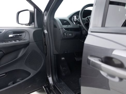 Used 2017 Dodge Grand Caravan SE FWD image 24