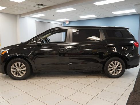 Used 2019 Kia Sedona L image 2
