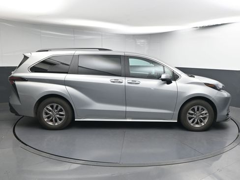 Certified 2024 Toyota Sienna XLE image 9