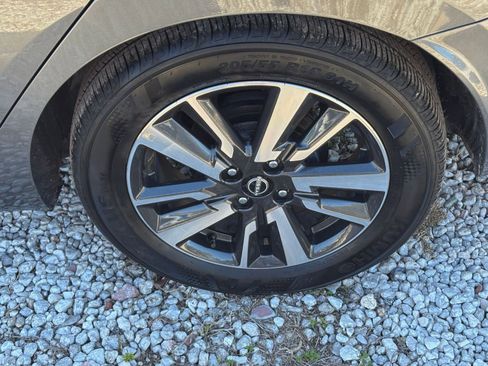 Used 2025 Nissan Versa SV image 30