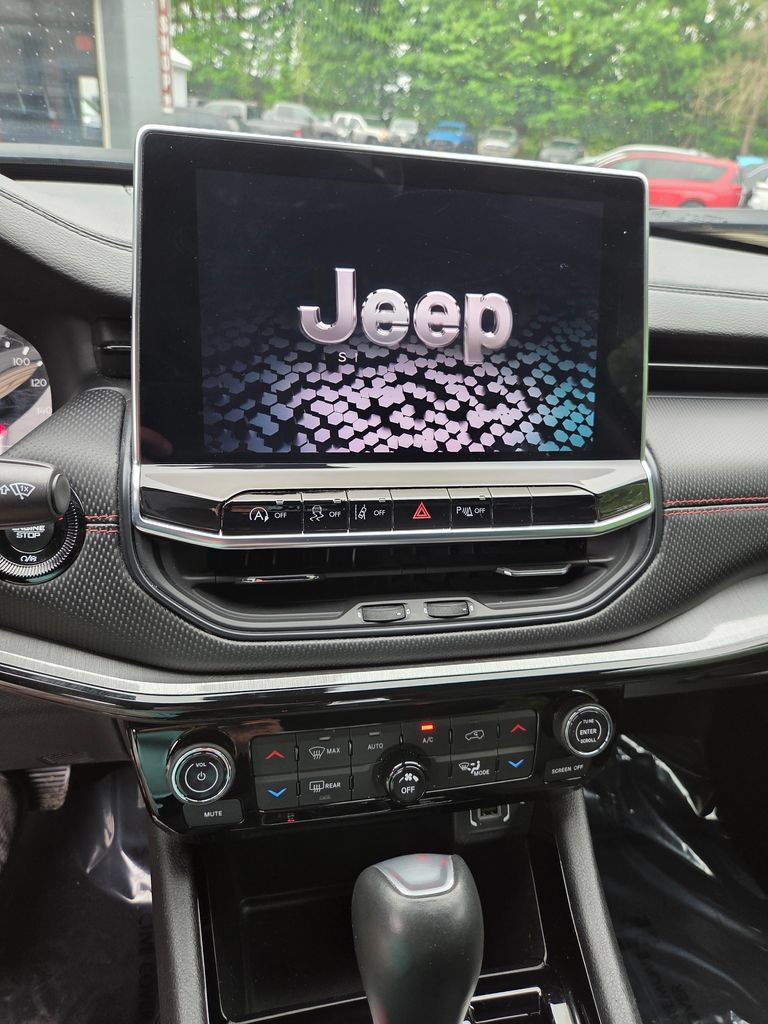 Used 2023 Jeep Compass Trailhawk w/ Trailhawk Convenience Group AWD/4WD image 15