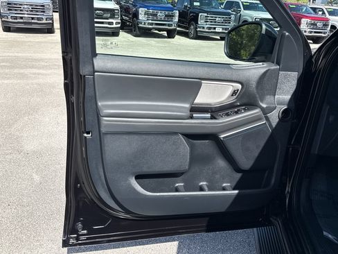 Used 2025 Ford Expedition Active RWD image 13