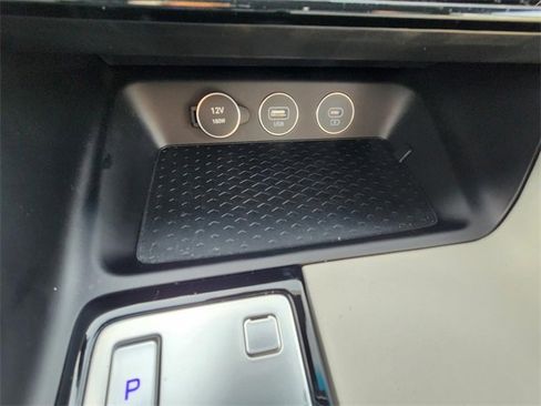 Used 2025 Genesis G70 2.5T image 16