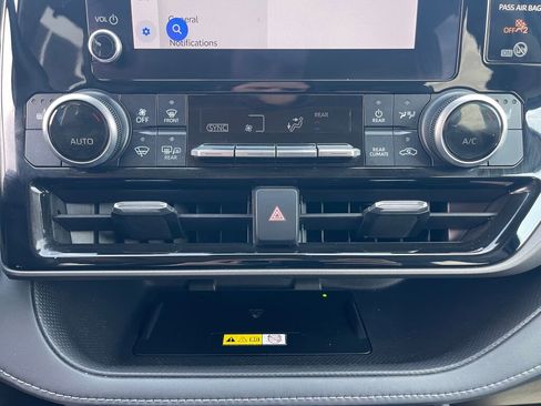 Used 2023 Toyota Highlander XLE FWD image 14