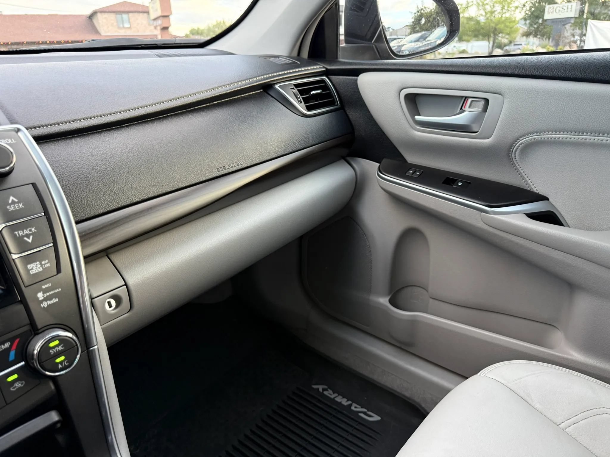 Used 2017 Toyota Camry XLE w/ Moonroof Package FWD image 21