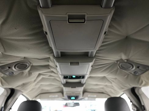 Used 2005 Chrysler Town & Country Limited FWD image 22