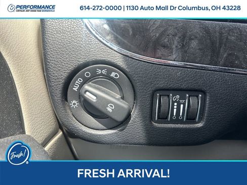 Used 2012 Chrysler Town & Country Touring w/ Entertainment Group #1 FWD image 17