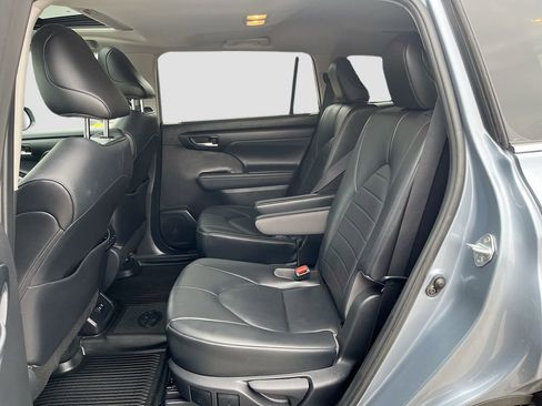 Used 2021 Toyota Highlander XLE image 25