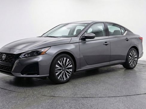 Used 2025 Nissan Altima 2.5 SV image 3