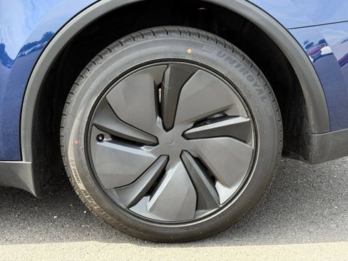 Used 2026 Tesla Model Y 2WD image 11