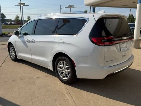 Used 2021 Chrysler Pacifica Touring-L w/ Uconnect Theater Family Group FWD image 3