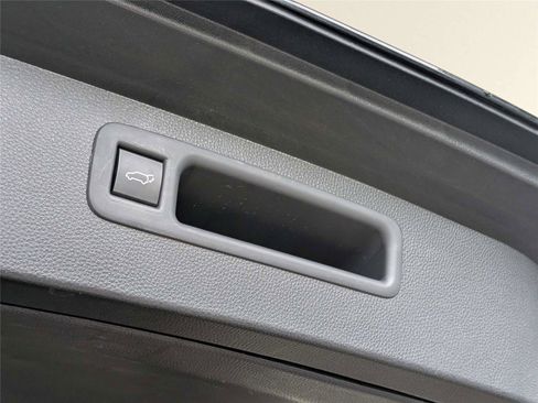 Used 2022 Toyota Highlander XLE FWD image 9