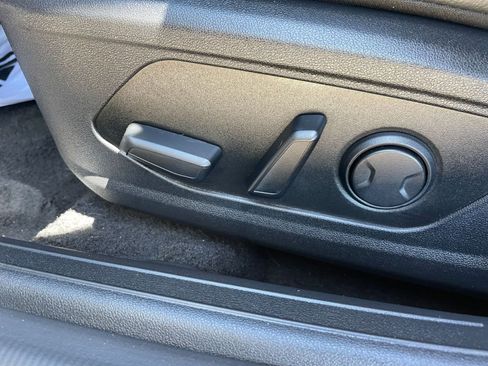 Used 2025 Hyundai Elantra Limited image 22