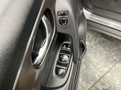 Used 2016 Nissan Rogue SV AWD/4WD image 7