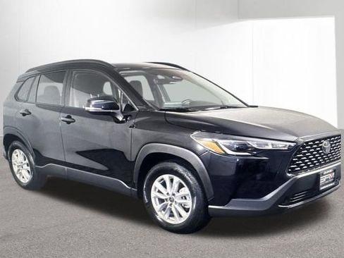 Used 2023 Toyota Corolla Cross LE w/ Moonroof Package image 2