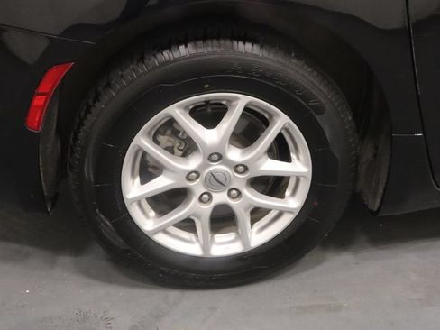 Certified 2024 Chrysler Pacifica Touring-L FWD image 23