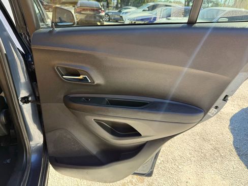 Used 2018 Chevrolet Trax LT w/ LT Convenience Package image 17