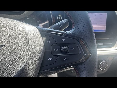 Used 2024 Chevrolet Trax RS w/ Sunroof Package FWD image 11