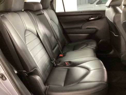 Used 2021 Toyota Highlander XLE AWD/4WD image 19