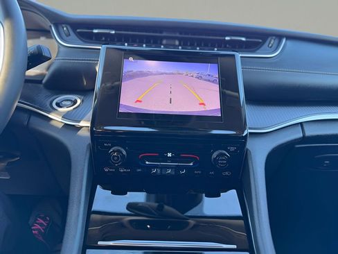 Used 2023 Jeep Grand Cherokee Laredo image 19