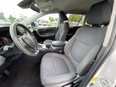 Used 2019 Toyota RAV4 LE w/ Carpet Mat Package AWD/4WD image 18