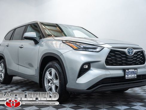 Used 2023 Toyota Highlander LE AWD/4WD image 1