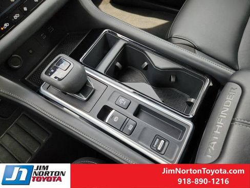 Used 2025 Nissan Pathfinder SL FWD image 22