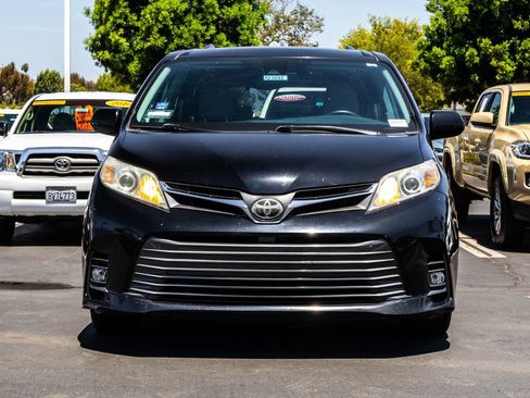 Used 2019 Toyota Sienna XLE w/ XLE Navigation Package FWD image 2