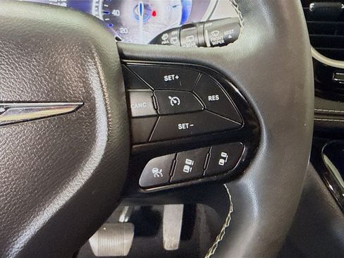Used 2023 Chrysler Pacifica Touring FWD image 15